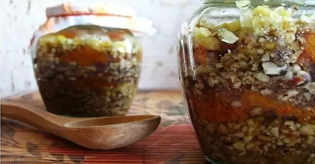 将坚果与蜂蜜混合以增强